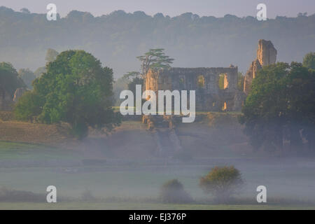 Misty sur château de Sherborne - sir Walter Raleigh's home, Sherborne, Dorset, Angleterre Banque D'Images