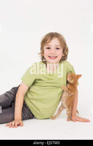 Portrait of happy boy avec chaton Banque D'Images
