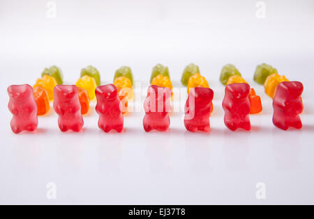 Lignes d'ours gommeux colorées isolé sur fond blanc Banque D'Images