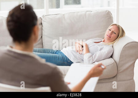 Parler à un psychologue patient déprimé Banque D'Images