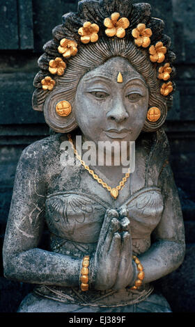 Art temple hindou à Ubud à Bali en Indonésie en Asie du sud-est. L'histoire de la Sculpture Sculpture prier prier la prière Femme Religion religieux Travel Banque D'Images