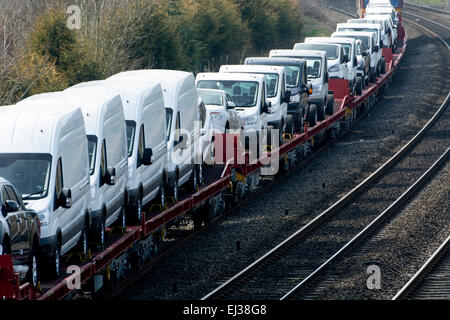 Train transportant des voitures et cars à Hatton Bank, Warwickshire, UK Banque D'Images