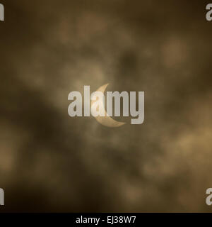 Filey Brigg, Yorkshire, UK. 20 mars, 2015. Éclipse solaire partielle vu de Filey Brigg, Yorkshire, UK. Nuages dans le ciel, mais encore eclipse clairement visible. Credit : Bailey-Cooper Photography/Alamy Live News Banque D'Images