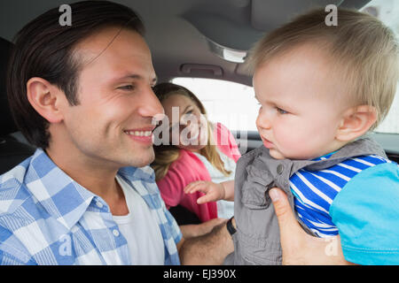 Parents et bébé sur une route Banque D'Images