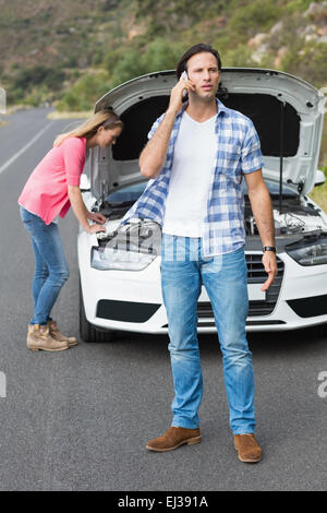 Couple après une panne de voiture Banque D'Images