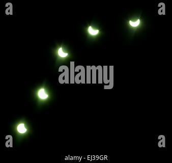 Éclipse partielle du soleil dans l'Europe centrale, la République tchèque, toutes les phases d'éclipse empilés sur une photo Banque D'Images