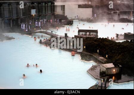 Les personnes bénéficiant d'un bain thermal au Lagon Bleu l'Islande en hiver Banque D'Images