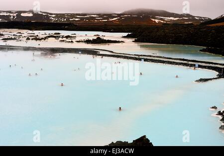 Les personnes bénéficiant d'un bain thermal au Lagon Bleu l'Islande en hiver Banque D'Images