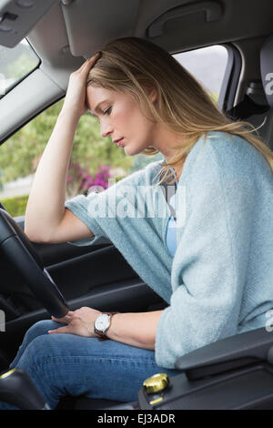 Worried woman assis dans le siège du conducteur Banque D'Images