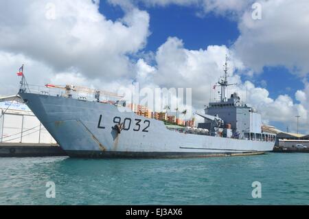 Cargo entre dans le port de Fort de France en Martinique Banque D'Images