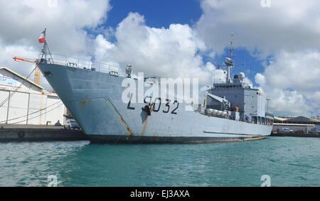 Cargo entre dans le port de Fort de France en Martinique Banque D'Images