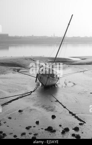 Bateau à marée basse Banque D'Images