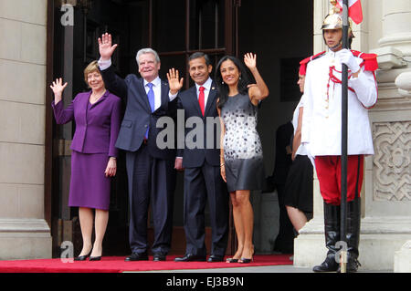 Lima, Pérou. Mar 20, 2015. Le Président péruvien Ollanta Humala (2e R), son épouse Nadine Heredia (1e R), le Président allemand Joachim Gauck (2L) et son épouse Daniela Schadt prendre part à une cérémonie de bienvenue au Palais présidentiel, à Lima, Pérou, le 20 mars 2015. Joachim Gauck est au Pérou sur une visite officielle de cinq jours. © Luis Camacho/Xinhua/Alamy Live News Banque D'Images