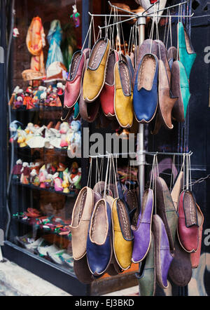 Vente de chaussures traditionnels turcs dans la rue Banque D'Images