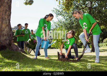 Des militants environnementaux planter un arbre dans le parc Banque D'Images