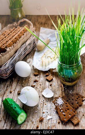 Oeufs durs, concombre, graines germées, fromage Camembert d'herbe et de farine de chips sur la table en bois vintage Banque D'Images