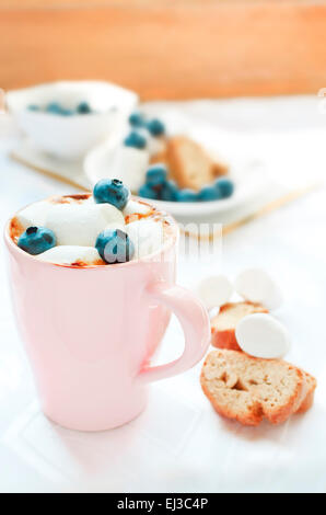 Cannelle gingembre de décaféiné Café avec du lait, de la guimauve, myrtilles et cantuccini Banque D'Images