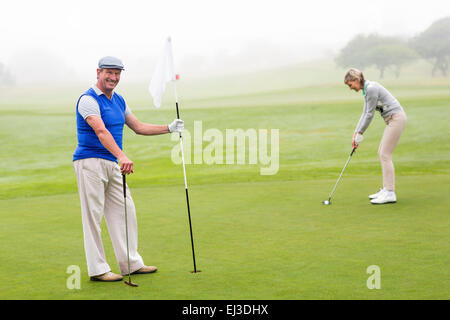 Couple de golf sur le parcours de golf Banque D'Images
