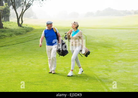 Le golf en train de marcher sur le vert Banque D'Images