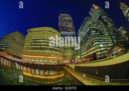 Édifices et gratte-ciel y compris One Canada Square autour de Canary Wharf au coucher du soleil, Isle of Dogs, Londres, Angleterre Banque D'Images