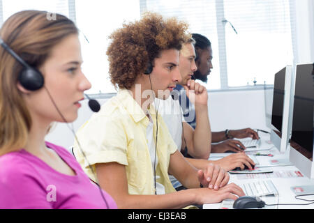 Les étudiants en utilisant le casque in computer class Banque D'Images