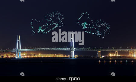 Coeur d'Artifice célébrer plus de Yokohama Bay Bridge at night, Japon Banque D'Images