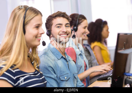 Les étudiants en utilisant le casque in computer class Banque D'Images