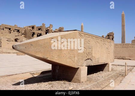 Obélisque tombé d'Hatchepsout Temple de Karnak, Louxor, Egypte Banque D'Images