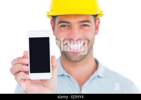 Portrait of smiling handyman montrant smart phone Banque D'Images