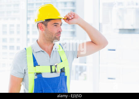 Manual worker wearing hard hat jaune Banque D'Images