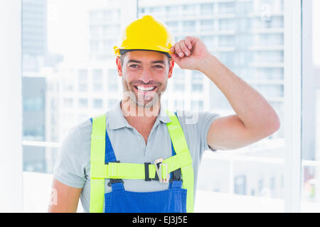 Manuel heureux worker wearing hard hat jaune Banque D'Images