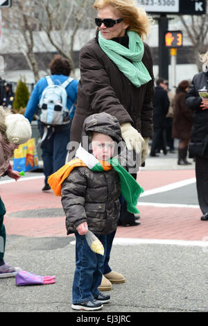 Petit garçon pas heureux au cours de la 2013 Défilé de la Saint-Patrick à Newark, New Jersey. USA Banque D'Images