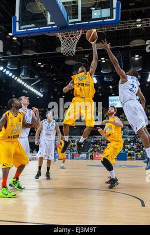 Londres, Royaume-Uni. Le 20 mars 2015. Londres a appelé l'avant Lions Sullivan saute à la corbeille, regardée par Ian Salter et Zaïre Taylor, au cours de la BBL Championship match contre Cheshire Phoenix à l'Arène de cuivre dans le parc olympique. Cheshire Phoenix win 94-82 Banque D'Images