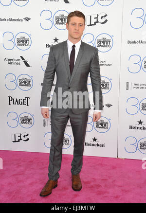 SANTA MONICA, CA - 21 février 2015 : Benjamin McKenzie à la 30e Annual Film Independent Spirit Awards sur la plage de Santa Monica. Banque D'Images