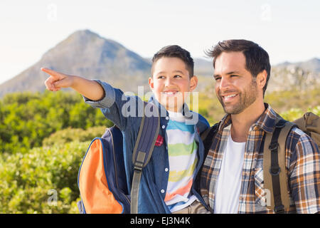 Père et fils sur une randonnée ensemble Banque D'Images