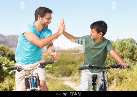 Père et fils sur une promenade à vélo Banque D'Images