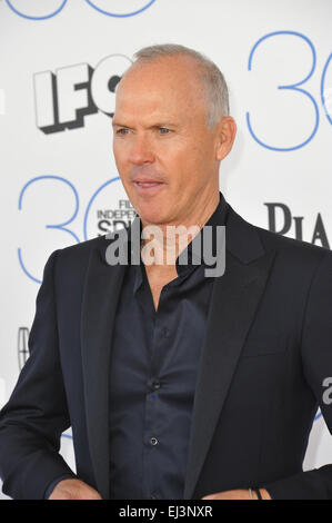 SANTA MONICA, CA - 21 février 2015 : Michael Keaton à la 30e Annual Film Independent Spirit Awards sur la plage de Santa Monica. Banque D'Images