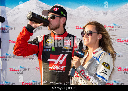 Fontana, CA, USA. Mar 20, 2015. Fontana, CA - Mar 20, 2015 : Kurt Busch prend un verre après avoir remporté la pole pour l'Auto Club 400 à Auto Club Speedway à Fontana, CA. © csm/Alamy Live News Banque D'Images