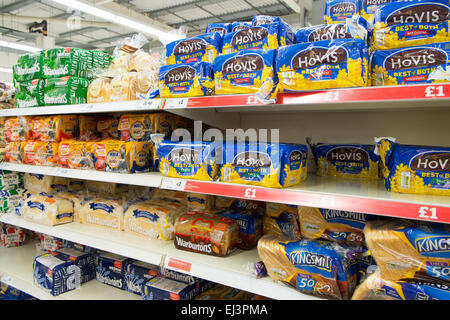 Hovis frais et du pain fait kingsmill sur les rayons des supermarchés sainsbury, Derbyshire, Angleterre Banque D'Images