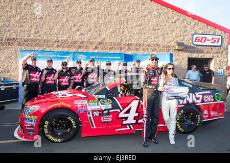 Fontana, CA, USA. Mar 20, 2015. Fontana, CA - Mar 20, 2015 : Kurt Busch et son équipe posent pour les photos après avoir remporté le pôle Coors Light Award pour l'Auto Club 400 à Auto Club Speedway à Fontana, CA. © csm/Alamy Live News Banque D'Images