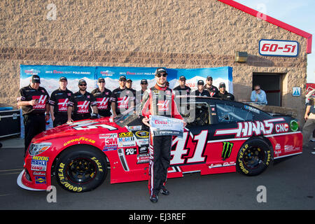 Fontana, CA, USA. Mar 20, 2015. Fontana, CA - Mar 20, 2015 : Kurt Busch et son équipe posent pour les photos après avoir remporté le pôle Coors Light Award pour l'Auto Club 400 à Auto Club Speedway à Fontana, CA. © csm/Alamy Live News Banque D'Images