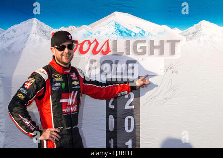 Fontana, CA, USA. Mar 20, 2015. Fontana, CA - Mar 20, 2015 : Kurt Busch pose à la Coors Light award pôle contexte après avoir remporté le pôle pour l'Auto Club 400 à Auto Club Speedway à Fontana, CA. © csm/Alamy Live News Banque D'Images