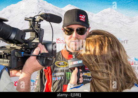 Fontana, CA, USA. Mar 20, 2015. Fontana, CA - Mar 20, 2015 : Kurt Busch est interviewé après avoir pris le poteau pour l'Auto Club 400 à Auto Club Speedway à Fontana, CA. © csm/Alamy Live News Banque D'Images