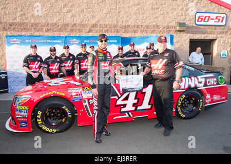 Fontana, CA, USA. Mar 20, 2015. Fontana, CA - Mar 20, 2015 : Kurt Busch et son équipe posent pour les photos après avoir remporté le pôle Coors Light Award pour l'Auto Club 400 à Auto Club Speedway à Fontana, CA. © csm/Alamy Live News Banque D'Images