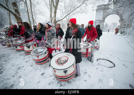 New York, USA. 20 mars, 2015. Toutes les femmes du groupe de percussion Batala fonctionne à la 40e édition annuelle de 'oeufs sur Fin : Comité permanent sur l' équinoxe du printemps cérémonie célébration à Grand Army Plaza à Brooklyn à New York accueillant dans le premier jour du printemps le vendredi 20 mars, 2015. Au moment précis de l'Équinoxe de printemps, cette année, à 18 h 45, un oeuf cru peut être sur sa face arrière portant la bonne chance pour le reste de l'année. Cette année, Mère Nature a accueilli au printemps avec avec une tempête du dépôt de trois pouces de New York. Crédit : Richard Levine/Alamy Live News Banque D'Images