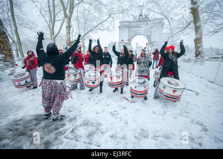 New York, USA. 20 mars, 2015. Toutes les femmes du groupe de percussion Batala fonctionne à la 40e édition annuelle de 'oeufs sur Fin : Comité permanent sur l' équinoxe du printemps cérémonie célébration à Grand Army Plaza à Brooklyn à New York accueillant dans le premier jour du printemps le vendredi 20 mars, 2015. Au moment précis de l'Équinoxe de printemps, cette année, à 18 h 45, un oeuf cru peut être sur sa face arrière portant la bonne chance pour le reste de l'année. Cette année, Mère Nature a accueilli au printemps avec avec une tempête du dépôt de trois pouces de New York. Crédit : Richard Levine/Alamy Live News Banque D'Images