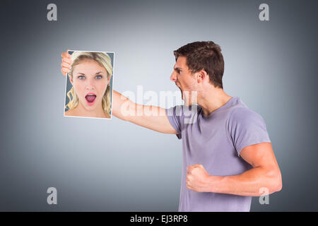 Composite image of blonde tenant une feuille de papier Banque D'Images