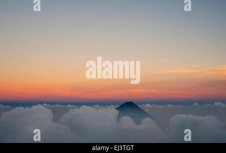 Vue sur le volcan de Agua Volcan Acatenango, Guatemala Banque D'Images