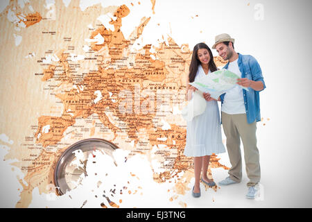 Libre de hipster couple looking at map Banque D'Images