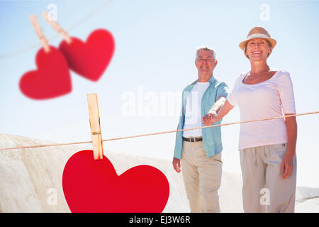 Image composite de happy senior couple walking on the pier Banque D'Images